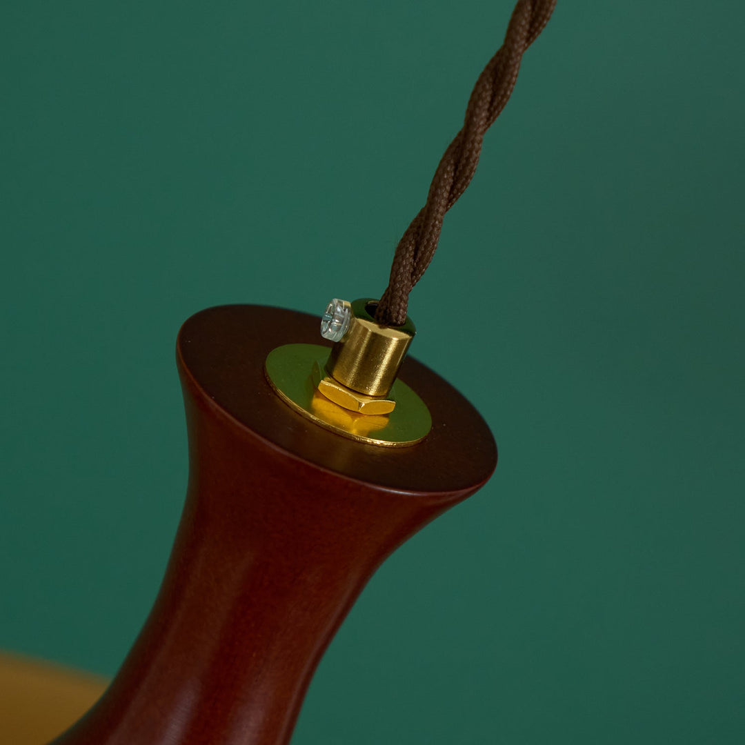 Mayon Pendelleuchte gedrehtes Kabel und Messingbeschlag Detail